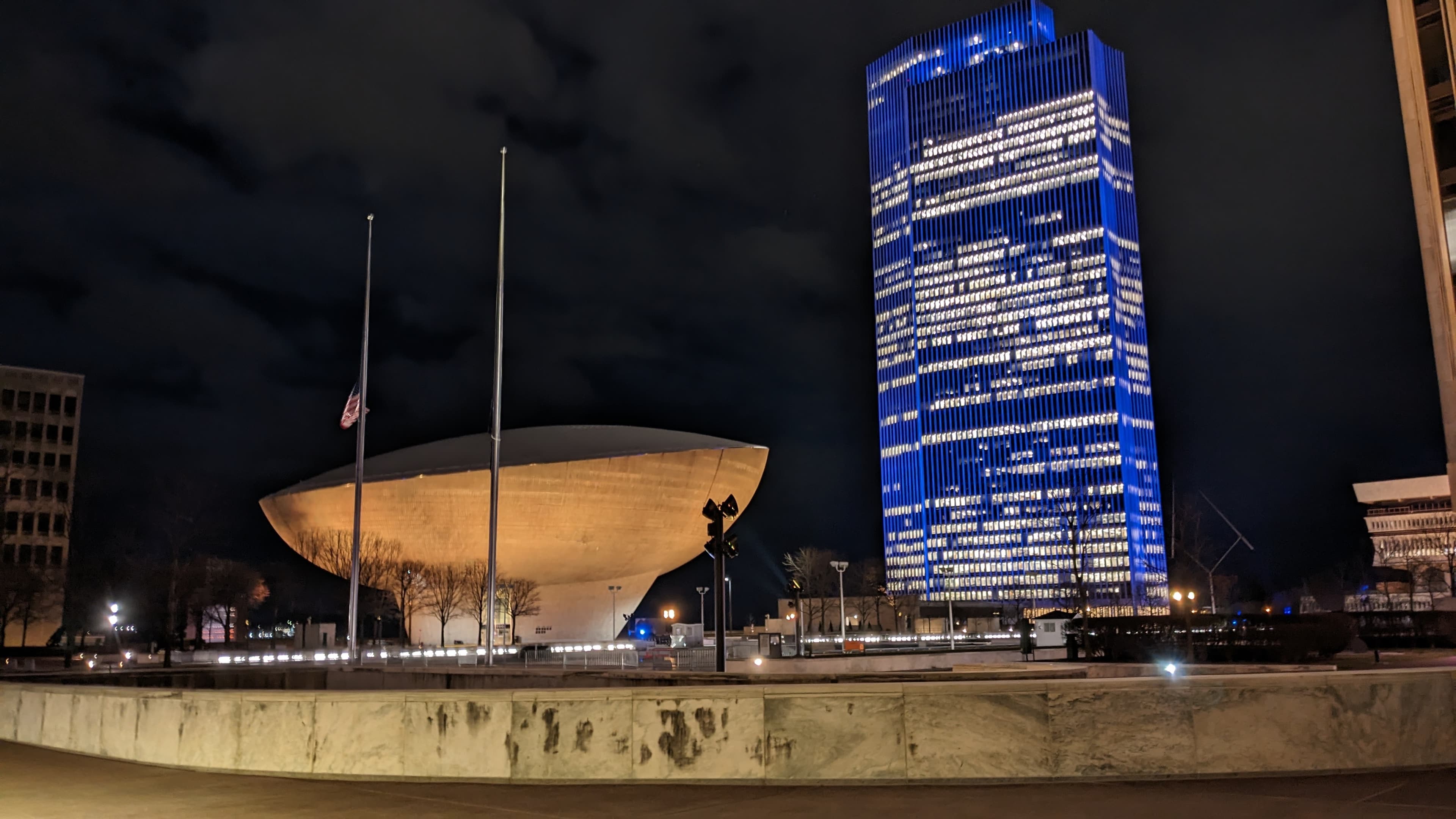 Empire State Plaza i Albany, New York, nattetid