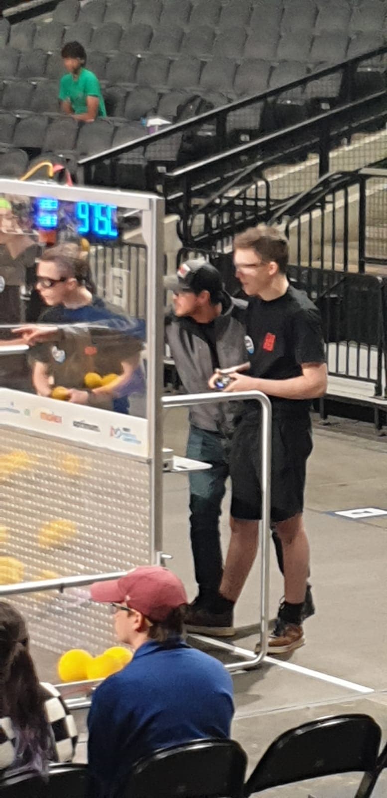 Roboten styrs från förarstationen under en match i Orlando