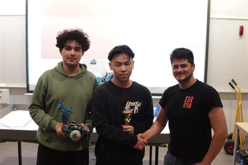 Vinnarna av EDRC2024, Jonathan och Daihui, tar emot pris tillsammans med en mentor