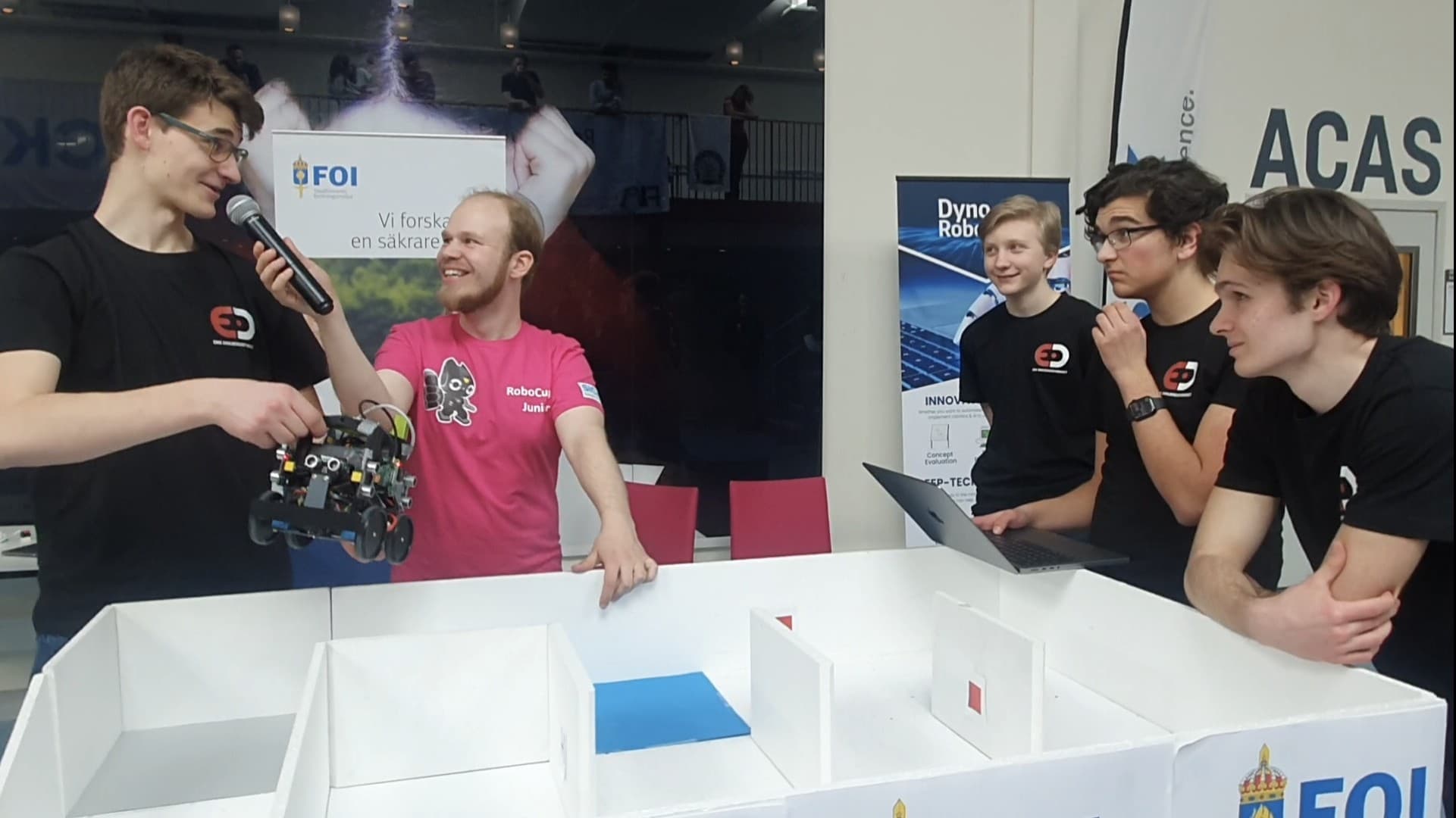Fredrik Löfgren tillsammans med medlemmar ur ED Robotics vid en RoboCup Junior-tävling